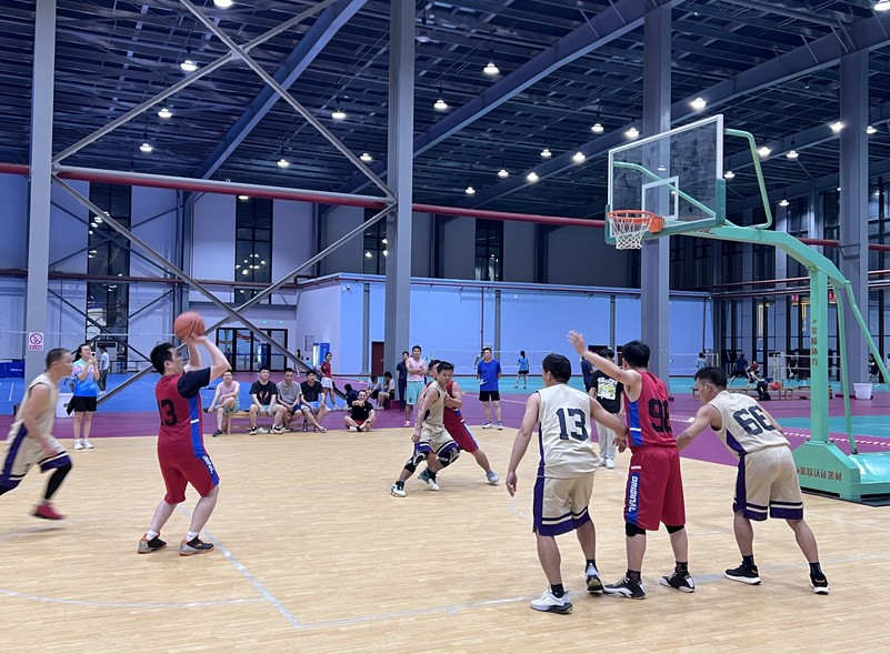 玩球通app公司开展第一届职工体育运动会篮球比赛